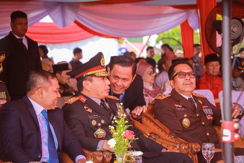 Wako Pekanbaru Agung Nugroho berbincang bersama Kapolda Riau Irjen pol Herry Heryawan dan Gubernur Riau Abdul Wahid serta Kajati Riau Akmal Abbas di sela upacara Peringatan Hari Bhayangkara ke-79.