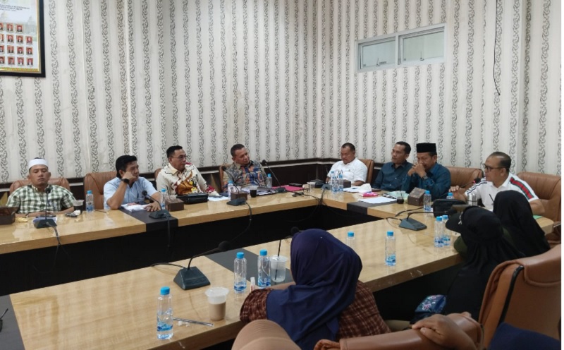 Wakil Ketua Komisi B DPRD Rohil Zahrul (peci) bersama sejumlah dewan, saat RDP dengan pihak pengelola SPBU Bagansiapiapi, PT SPRH dan nelayan di Bagansiapiapi, Selasa (1/7/2025).