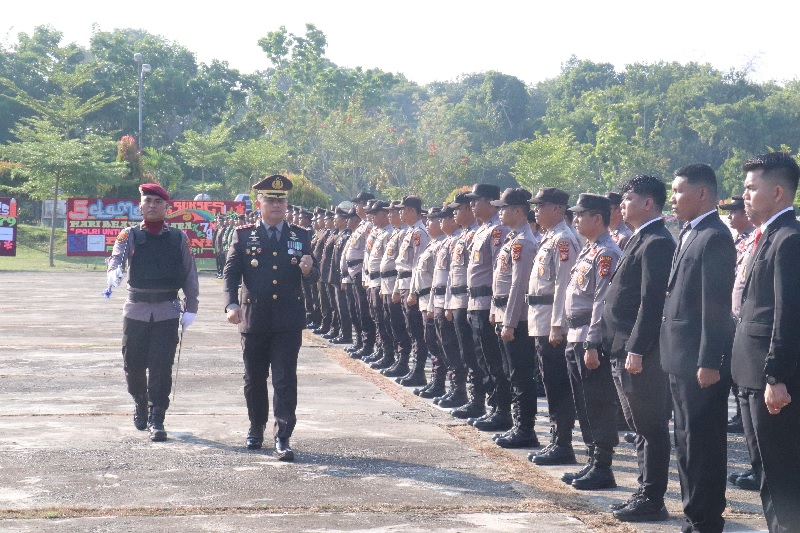 Kapolres Pelalawan AKBP Afrizal Asri SIK melakukan pengecekan pasukan saat memimpin apel hari ulang tahun (HUT) Bhayangkara ke-79 di lapangan Kantor Bupati Pelalawan, Selasa (1/7/2025).