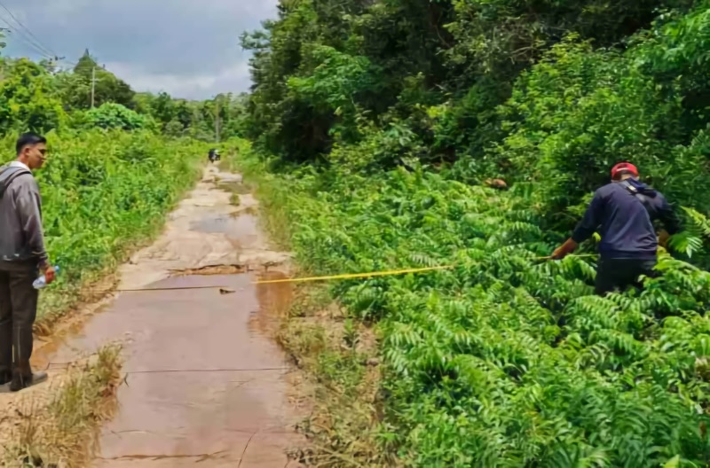 Jajaran PUPR Kepulauan Meranti mengukur ruas jalan Pulau Merbau yang bakal dibangun tahun ini.