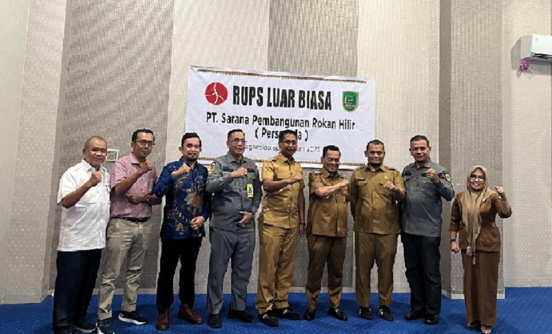 Pemegang saham utama PT SPRH (Perseroda), Bupati Rohil H Bistamam bersama Wabup Jhony Charles, Plt irut Rahmad Hidayat, Komisaris Tiswarni, Direktur Pengembangan Zulpakar dan sejumlah pihak usai RUPS.