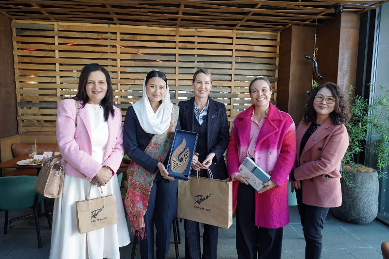 Wakil Menteri Perdagangan RI Dyah Roro Esti Widya Putri (2 kiri) usai acara bersama para perempuan anggota parlemen lintas partai (bipartisan) Selandia Baru di Auckland, Selandia Baru, Senin (30/6).