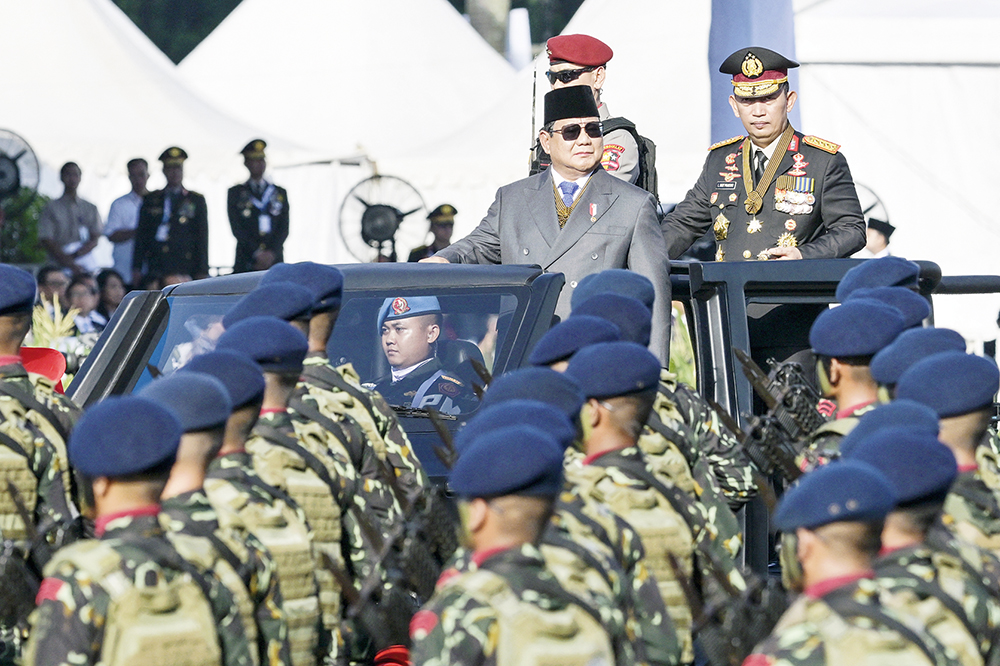 residen Prabowo Subianto didampingi Kapolri Jenderal Listyo Sigit Prabowo memantau pasukan saat menghadiri upacara HUT ke-79 Hari Bhayangkara di Monas, Jakarta, Selasa (1/7/2025).