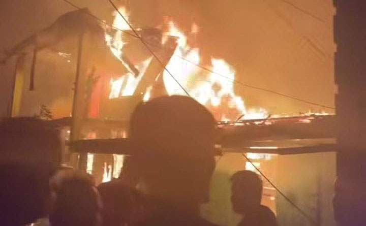 Warga berusaha memadamkan api yang membakar rumah di Jalan Waspada, Kecamatan Tembilahan, Kabupaten Inhil, Rabu (2/7/2025).