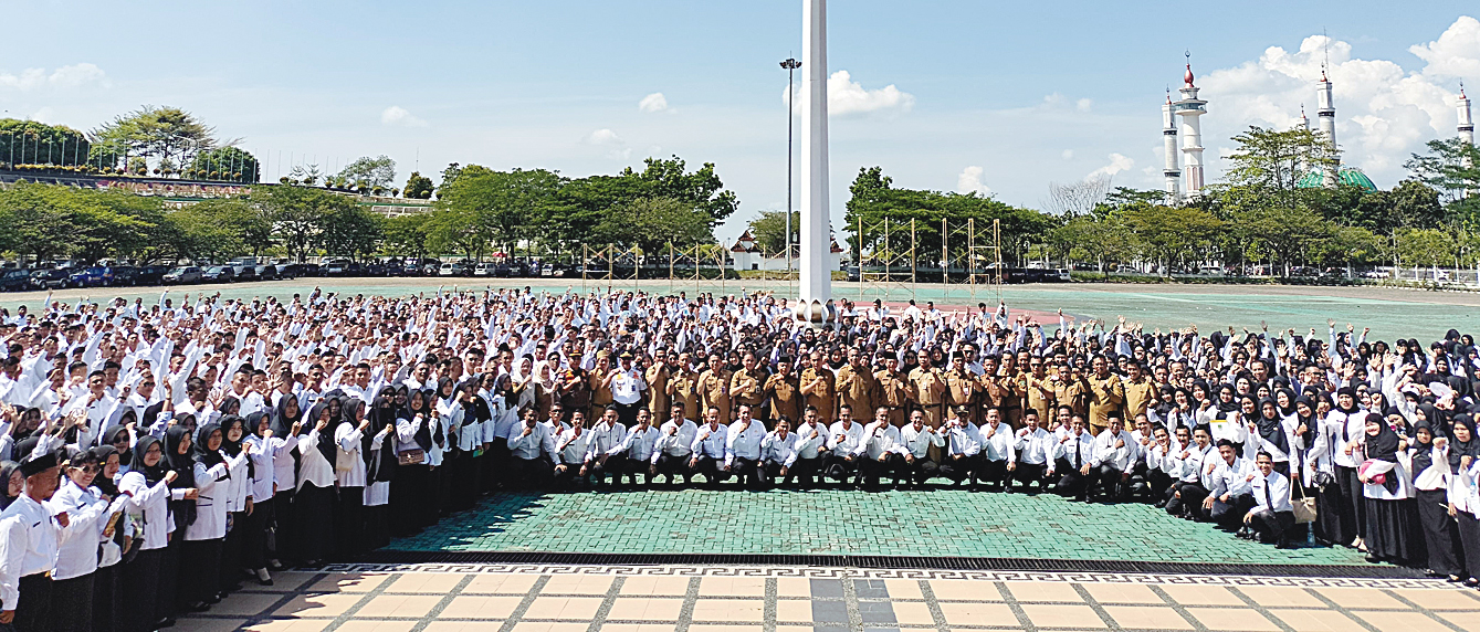 Bupati Rohul Anton ST MM foto bersama usai menyerahkan SK Pengangkatan 1.461 PPPK Tahap I Rohul Tahun 2024 di halaman Kantor Bupati Rohul, Senin (30/6/2025).