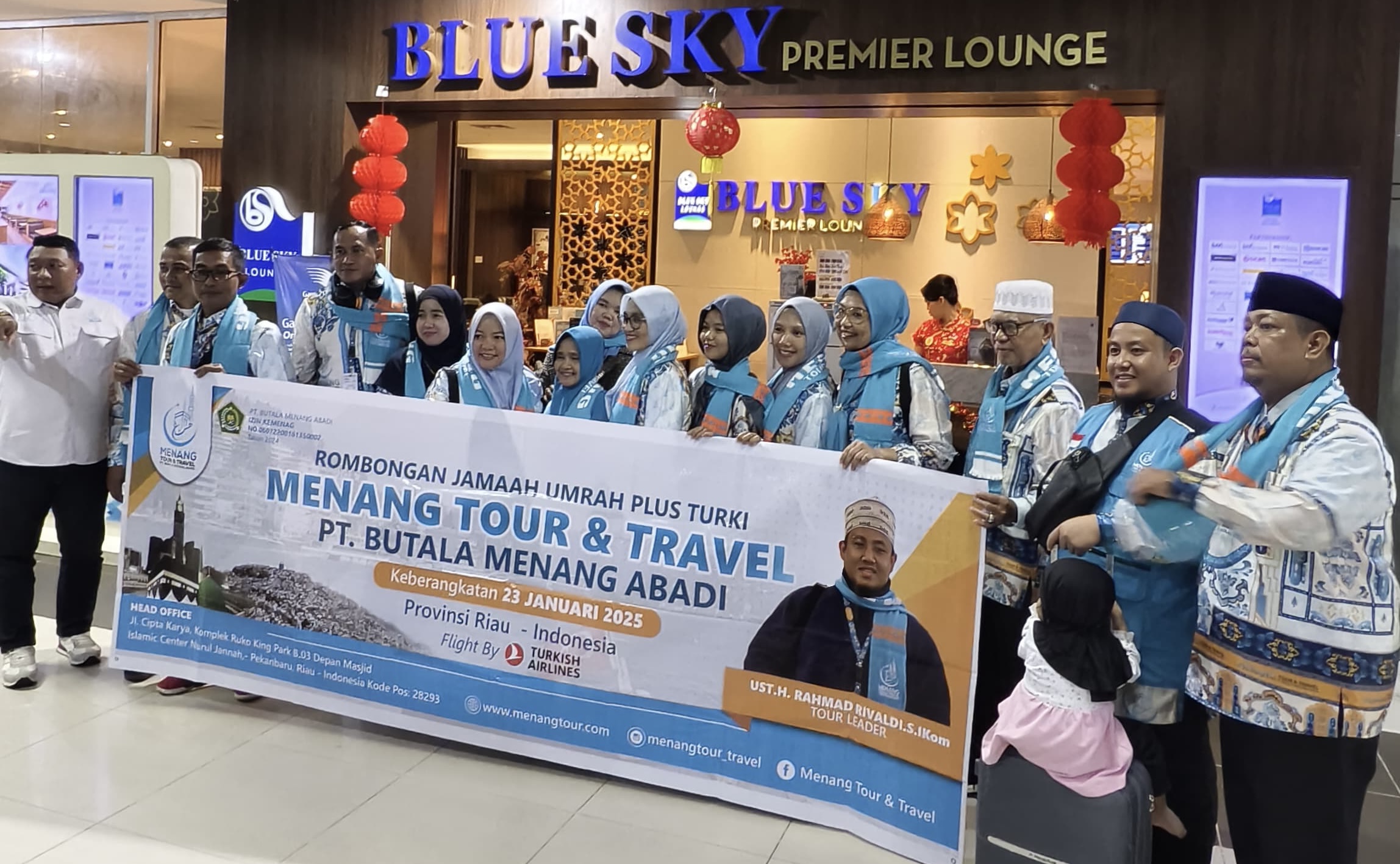 Jemaah Menang Tour & Travel foto bersama di depan Lounge VIP Lunch Bandara Sultan Syarif Kasim II Riau, baru-baru ini.