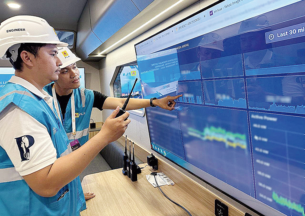 Petugas PLN saat melakukan monitoring pasokan listrik secara berlapis dan  real time melalui  Distribution Control Center (DCC) Mobile.