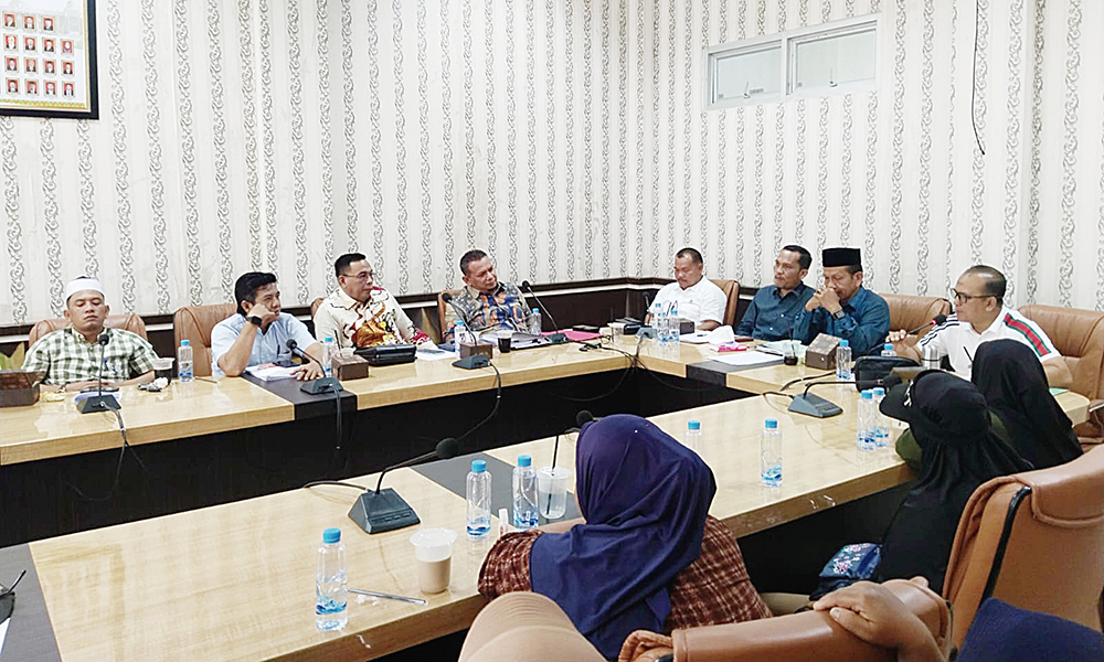 Wakil Ketua Komisi B DPRD Rohil Zahrul (peci hitam) bersama sejumlah anggota dewan Rapat Dengar Pendapat dengan pihak pengelola SPBU Bagansiapiapi, PT SPRH dan nelayan di Bagansiapiapi, Selasa (1/7).