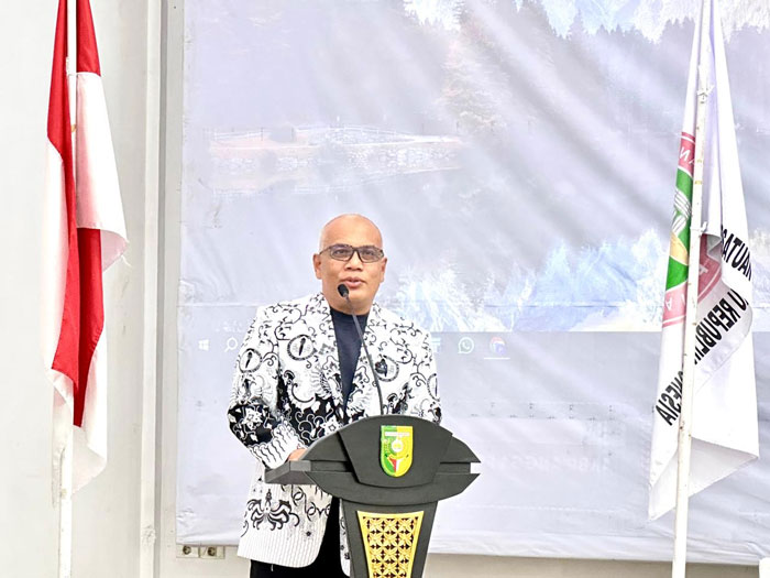 Ketua PGRI Provinsi Riau, Prof Adolf Bastian