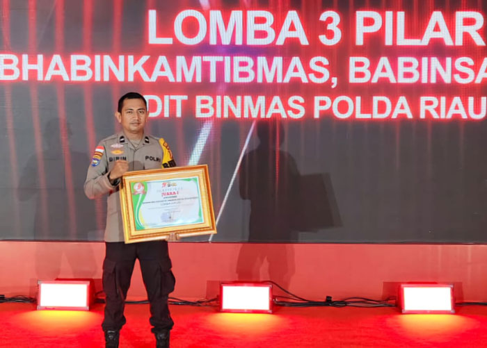 Aipda Ashobirin, Desa Bokor, Kepulauan Meranti usai menerima penghargaan yang diberikan Kapolda Riau Irjen Pol Herry Heryawan, di Gedung Balai Serindit, Kompleks Gubernuran Riau, Pekanbaru,kemarin