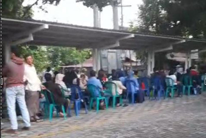 Tangkapan layar melalui aplikasi WhatsApp yang melihatkan antrean panjang di halaman BPJS Ketenagakerjaan Pekanbaru, Rabu (2/7/2025).
