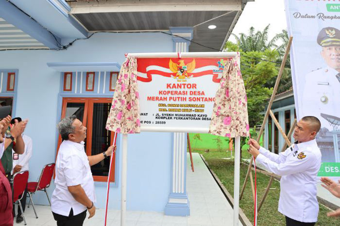Bupati Rohul Anton ST MM bersama Kades Sontang Zulfahrianto SE membuka tirai tanda diresmikannya Kantor Koperasi Merah Putih Desa Sontang, Kecamatan Bonai Darussalam, Rabu (2/7/2025).
