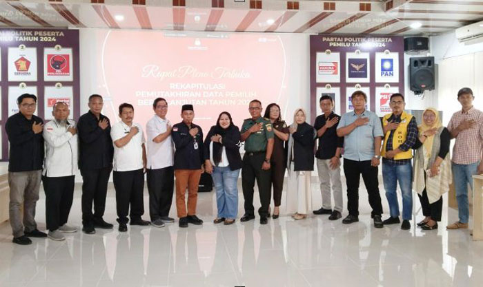 Ketua KPU Rohil Eka Murlan bersama jajaran komisioner KPU Rohil, Ketua Bawaslu Rohil Zubaidah, perwakilan forkopimda, perwakilan dinas/instansi terkait serta perwakilan partai politik, Rabu (2/7/2025)