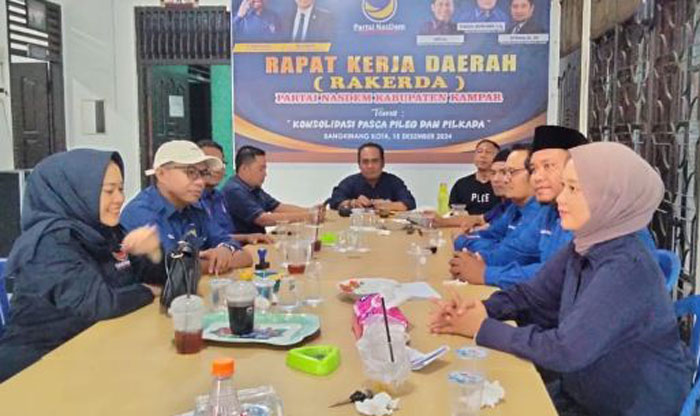 Ketua DPD Syamsul Muhkamar memimpin rapat bersama pengurus partai di Kantor DPD Partai Nasdem Kampar, Bangkinang, Rabu (2/7/2025).