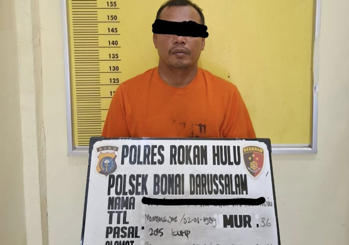 Tersangka SHB (36) ditahan polisi dalam kasus percobaan pemerkosaan istri orang di Desa Sontang, Kecamatan Bonai Darussalam, Rohul, Selasa (1/7/2025).