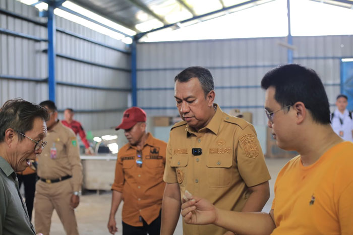 Wabup Meranti Muzamil dan jajaran meninjau Sentra IKM Sagu Sungai Tohor bersama calon investor dari Malaysia, Selasa (2/7/2025) kemarin.