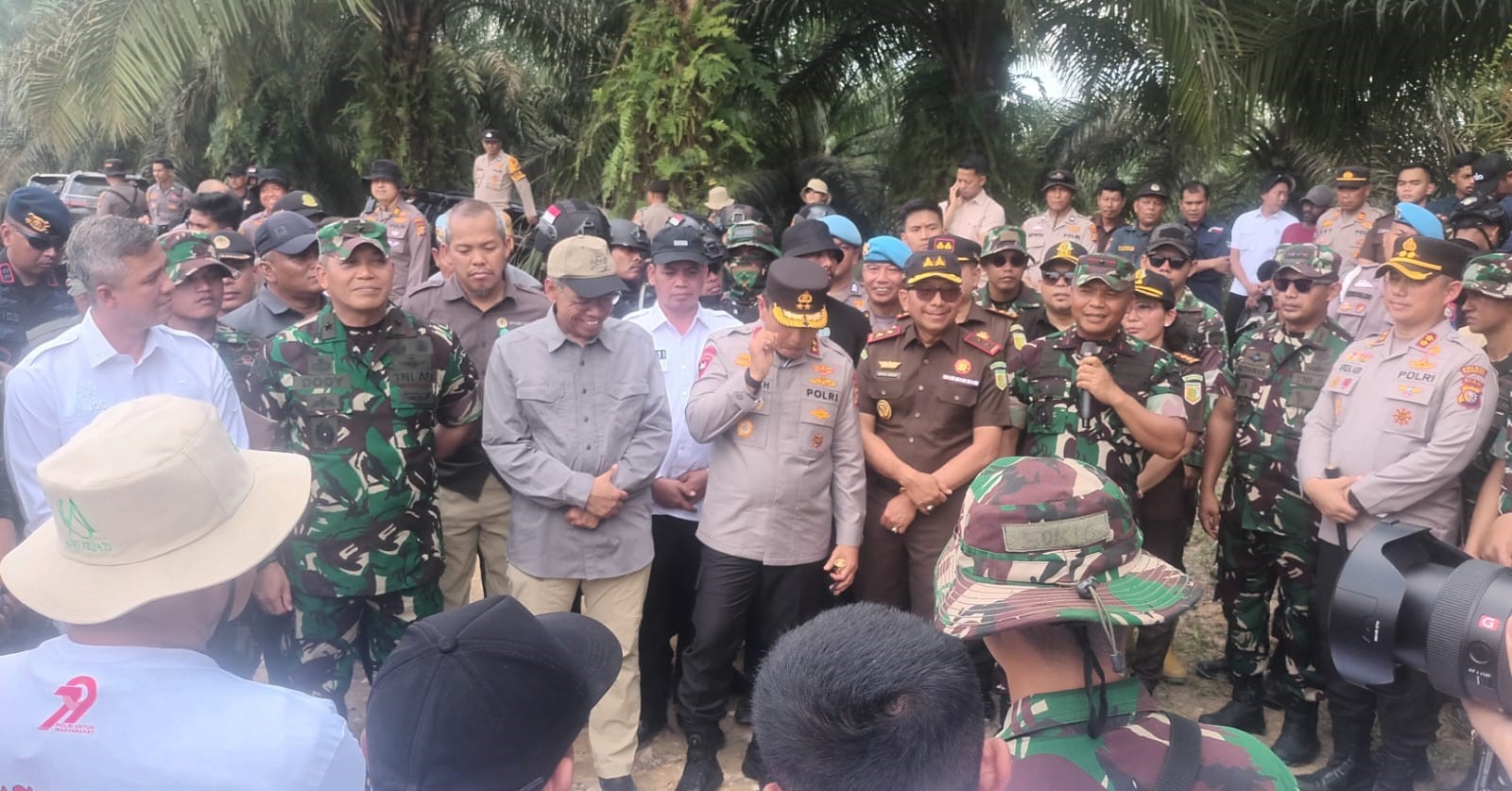 Tim Satgas PKH memberikan keterangan saat menerima penyerahan kebun sawit ilegal kawasan TNTN, dekat Desa Segati, Langgam, Pelalawan, Rabu (2/7/2025).