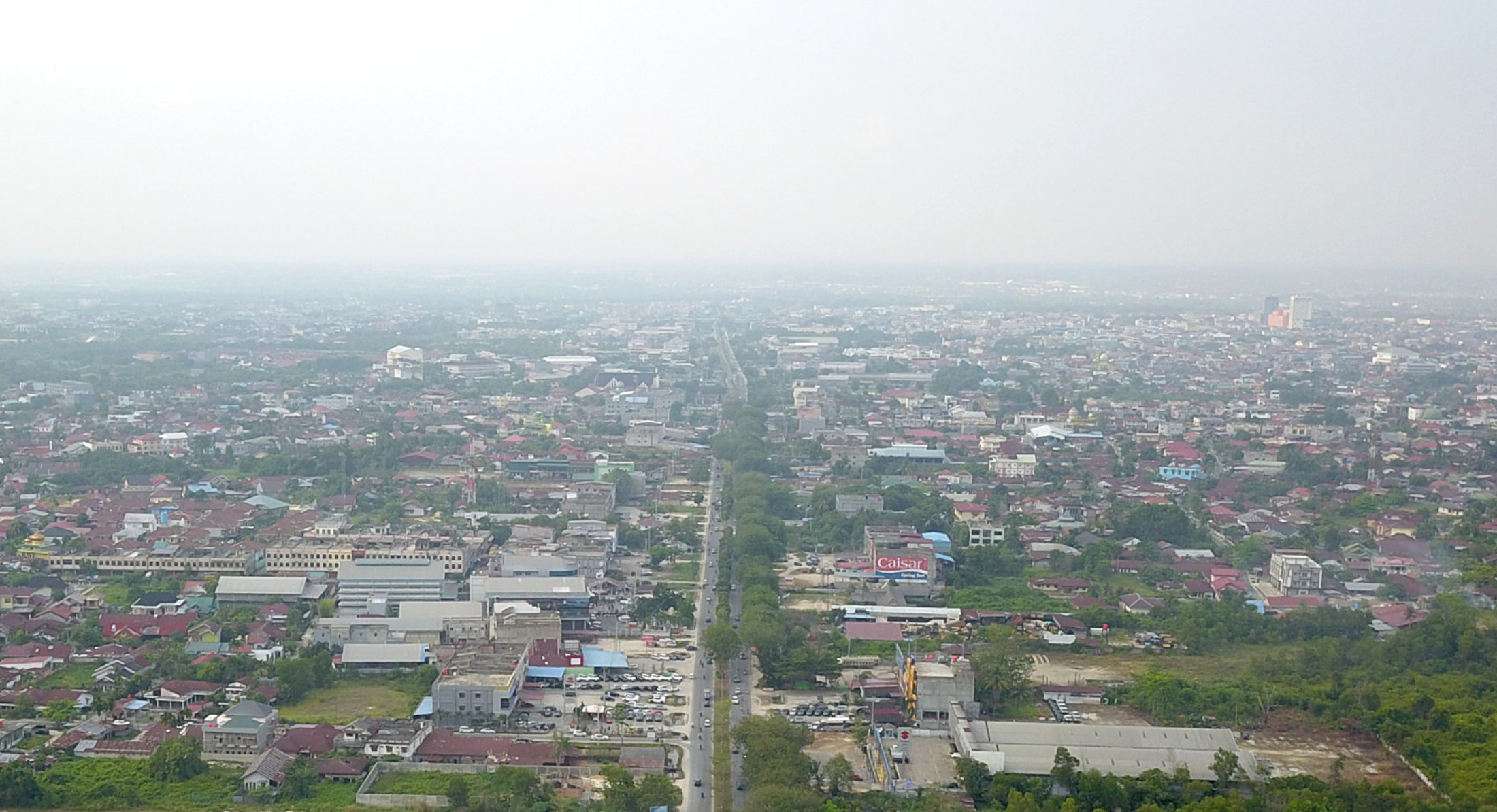 Foto udara Kondisi Kota Pekanbaru, tampak diselimuti kabut asap, dikawasan jalan Soekarno Hatta-Tuanku?Tambusai, Pekanbaru. Rabu (2/7/2025).