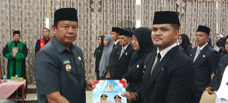 Kabag Protokoler, Agung Ardien (kanan) saat menerima SK dari Wabup Inhu, Ir H Hendrizal MSI pada pelantikan eselon III dan IV, Kamis (26/6/2025) lalu.