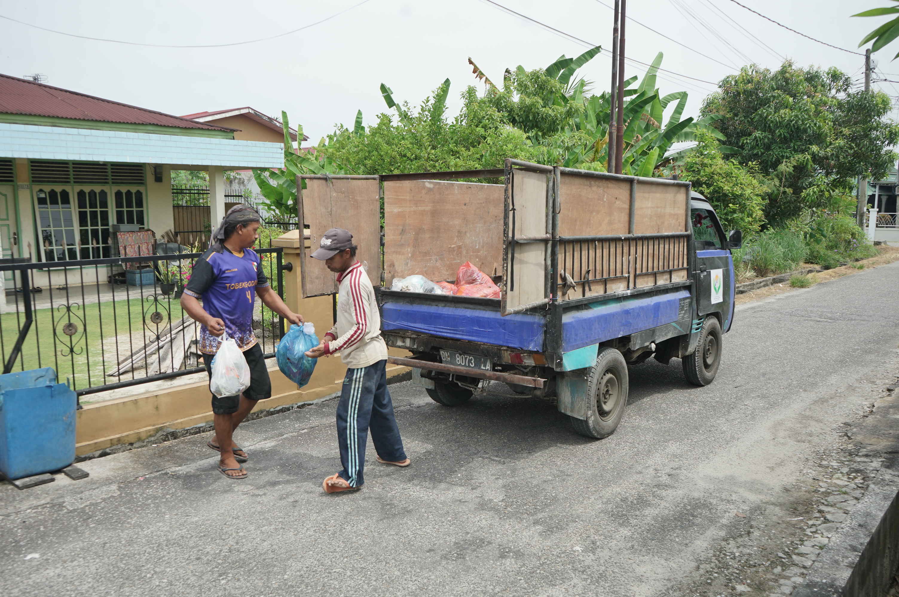 Pekerja melakukan pengangkutan sampah di Jalan Damai Kel Tobek Godang Pekanbaru, Rabu (2/7/2025).