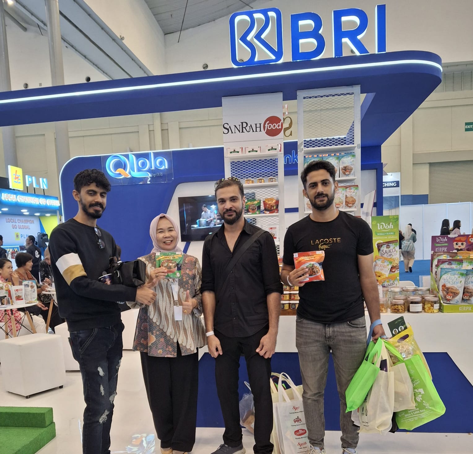 Pemilik Sanrah Food, Lina S. Rahmania, berfoto bersama pengunjung internasional di booth BRI dalam ajang expo internasional.