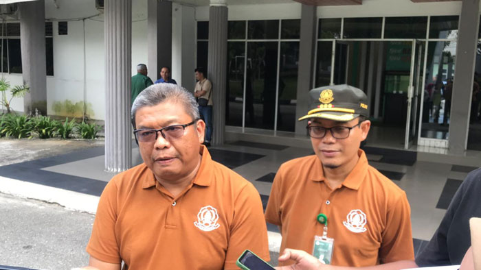 Kepala BBKSDA Riau Supartono (kiri), didampingi Kepala Bidang Teknis BBKSDA Ujang Holisudin, memberikan keterangan pers pada Kamis (3/7/2025).