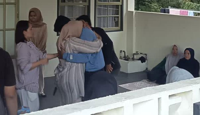 Kabag Prokopim, Agung Ardien memeluk orangtuanya saat tiba di rumah, Kamis (3/7/2025).