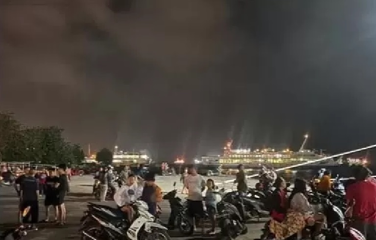 Keluarga korban tenggelamnya KMP Tunu Pratama Jaya di Selat Bali menunggu di Pelabuhan Ketapang sejak Kamis dini hari (3/7/).