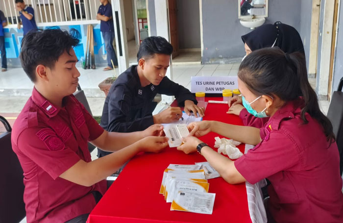 Lembaga Pemasyarakatan (Lapas) Kelas IIB Selatpanjang melaksanakan tes urin jajaran petugas Lapas serta Warga Binaan, Kamis (3/7/2025).