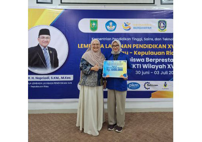 Zahra Athalia Fitri (kanan) foto bersama Dosen PCR Putri Madona SST MT usai menerima hadiah juara Pilmapres LLDIKTI Wilayah XVII di Batam Tourism Polytechnic (BTP), Rabu (2/7/2025).