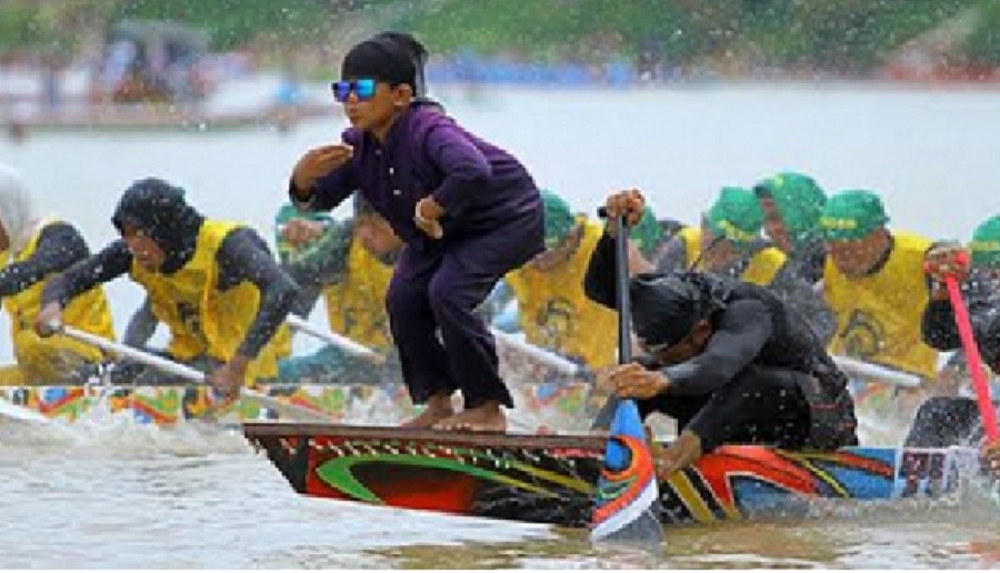 Si Tukang Tari dalam pacu jalur menjadi tontonan yang menarik dan mencuri perhatian penonton yang menyaksikan.