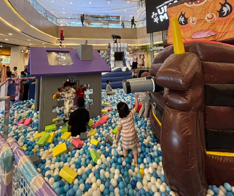 Wahana bermain Pirates Adventure dihadirkan di main atrium Living World hingga 20 Juli 2025.