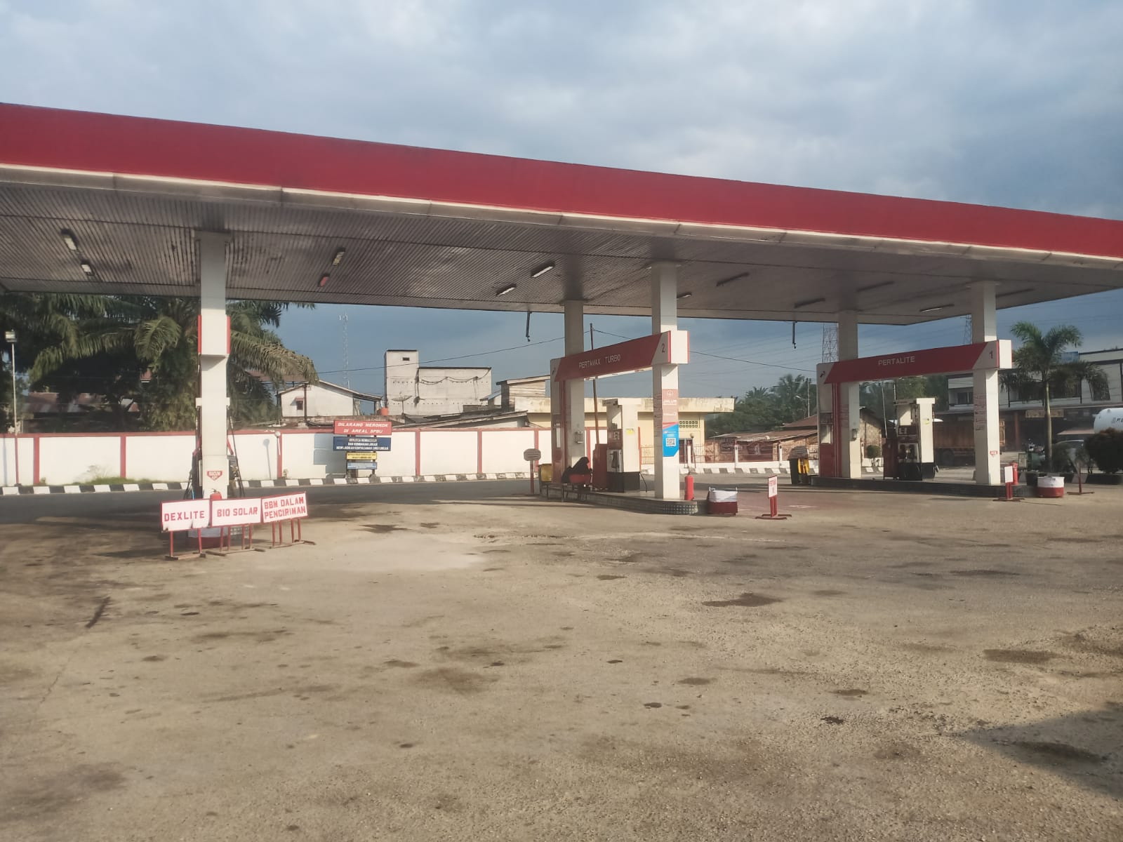 Kondisi SPBU Kelurahan Sorek Satu, Kecamatan Pangkalan Kuras sepi   aktivitas akibat kosongnya BBM solar dan pertalite, Kamis (3/7/2025).