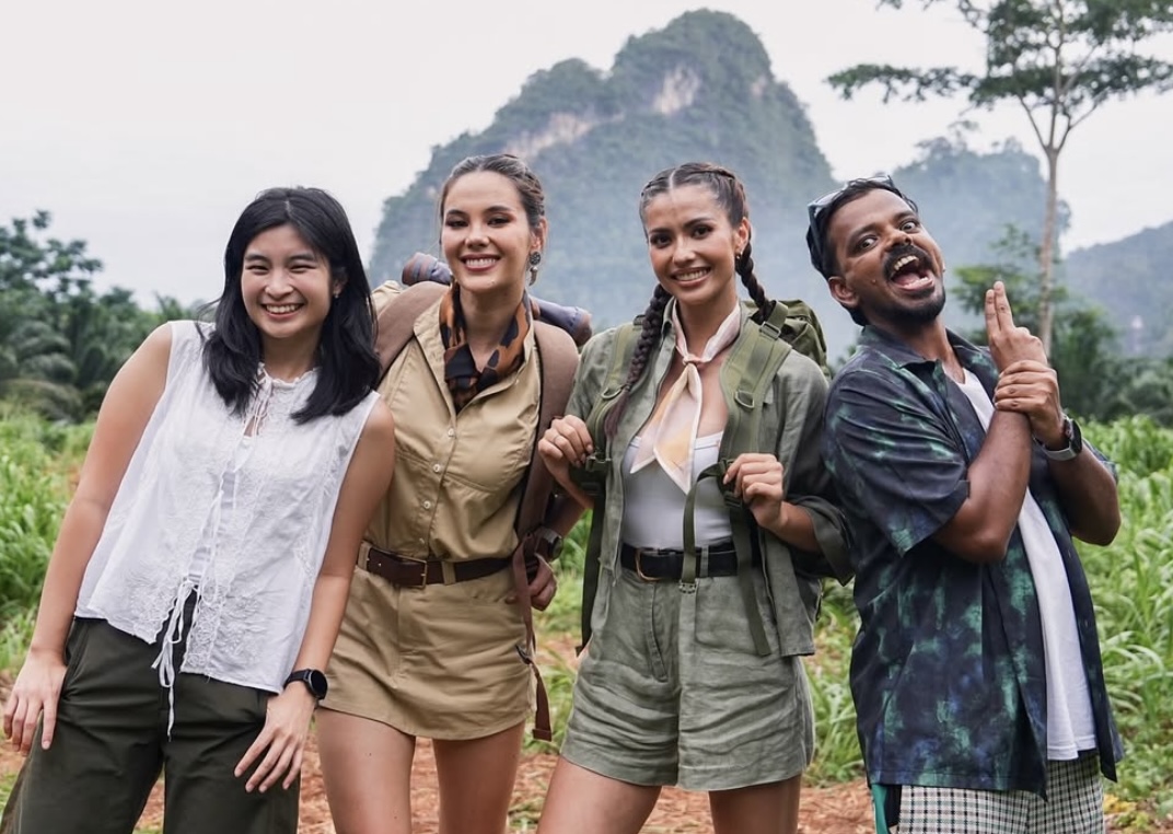 Jacquelyn Chandra (paling kiri) foto bersama pemeran Jurassic World: Rebirth lainnya, Catriona Gray, Anntonia Porsild, dan Karan Sonawane di sela syuting di Thailand.