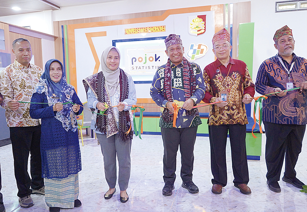 Bupati Rohul bersama anggota DPR dan Kepala BPS Riau menggunting pita dan penandatanganan prasasti tanda diresmikannya Pojok Statistik di Kampus Universitas Rokania, kamis (3/7)