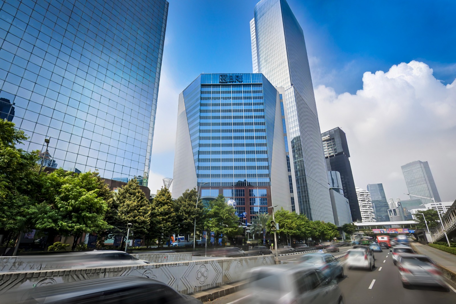 Gedung pusat PT Bank Rakyat Indonesia (Persero) Tbk di kawasan perkantoran utama Jakarta, simbol komitmen BRI dalam mewujudkan transformasi menuju bank berkelas dunia yang berkelanjutan.