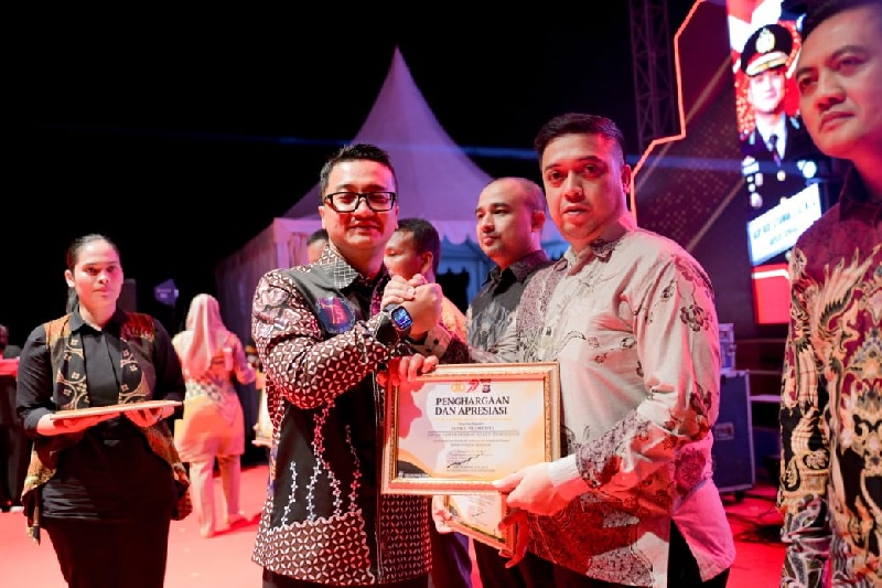 Kakan imigrasi Bengkalis Agnes Pramudya menerima penghargaan dari Kapolres Bengkalis,  AKBP Budi Setiawan.