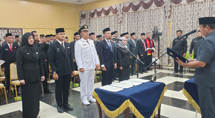 Kabag Prokopim Agung Ardien S.STP MSI (dua dari kiri depan) saat dilantik beberapa waktu lalu.