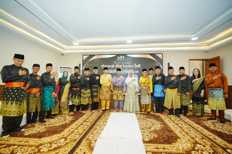 Kapolri Jendral Polisi Drs Listyo Sigit Prabowo menerima pinangan LAMR untuk diberikan anugerah adat ingatan budi, Jumat (4/7/2025).