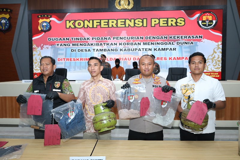 Kabid Humas Polda Riau Kombes Pol Anom Karibianto SIK, Direktur Reskrimum Polda Riau Kombes Pol Asep Darmawan saat ekpose kasus yang berhasil meringkus dua pelaku perampokan dan pembunuhan.