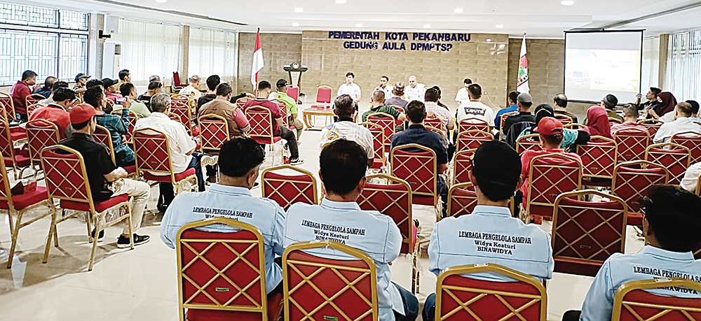 Suasana pertemuan antara DLHK Pekanbaru dengan seluruh ketua LPS di aula lantai 3 MPP Pekanbaru, Rabu (2/7/2025). Kehadiran LPS untuk membahas pengangkutan sampah.