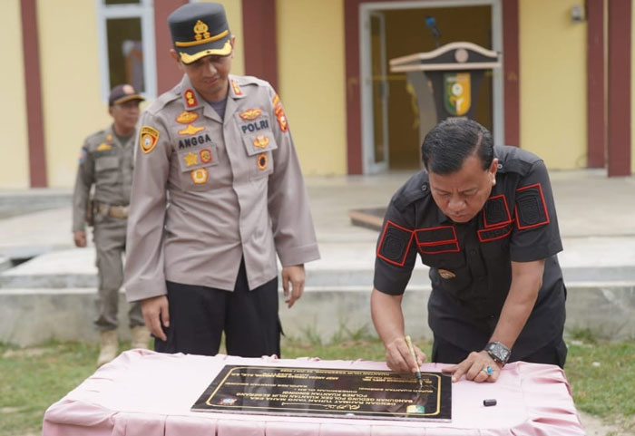 Bupati Kuansing Dr H Suhardiman Amby MM didampingi Kapolres Kuansing AKBP Angga Febrian Herlambang SIK SH menandatangani prasasti peresmian Mapolsek Kuantan Hilir Seberang, Jumat (4/7/2025).