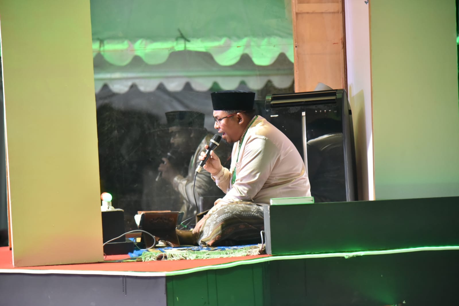 Qari peserta Qira&rsquo;at Mujawwad dewasa asal Kampar tampil memukau saat final di Astaka Utama MTQ ke-43 Riau di Lapangan Pasir Andam Dewi Bengkalis, Kamis (3/7/2025) malam.