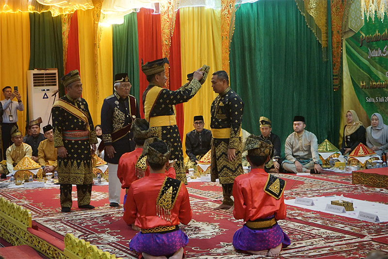 Prosesi Penabalan Gelar Adat Datuk Seri Setia Amanah kepada Gubernur Riau H Abdul Wahid di Gedung Balai Adat Melayu Riau, Sabtu (5/7/2025).