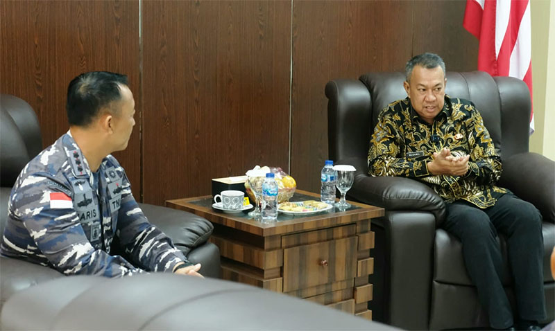 Wabup Kepulauan Meranti Muzamil Baharudin semeja dengan Komandan Lanal Dumai, Kolonel Laut (P) Abdul Haris di Markas Komando Pangkalan TNI AL Dumai, kemarin (4/7/2025).
