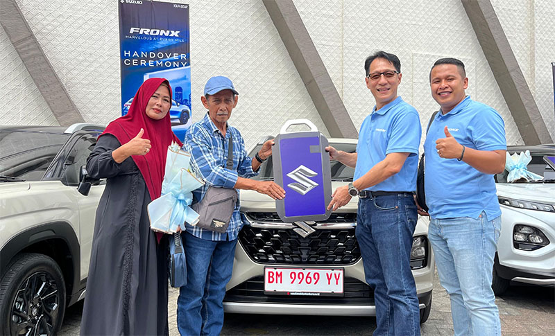 Pihak Suzuki menyerahkan kunci kepada satu dari 10 pembeli pertama Suzuki Fronx di Riau dalam iven Handover Ceremony di Grand Elite Hotel Pekanbaru, Sabtu (5/7/2025).