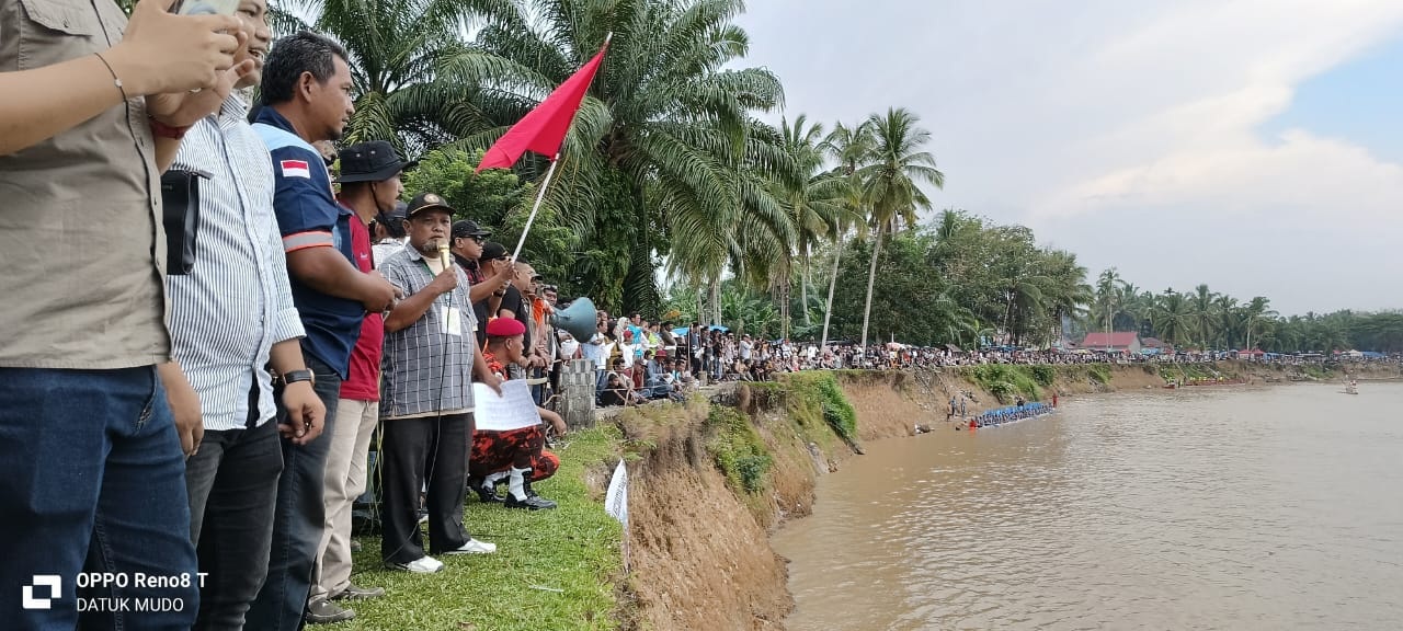 Bupati Kuansing Dr H Suhardiman Amby MM melepas hilir pertama pacu jalur hari pertama Rayon III di Tepian Rajo Bujang, Kecamatan Pangean, Jumat (4/7/2025).
