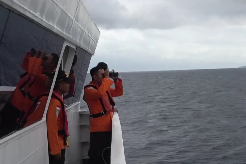 Pencarian hari ketiga korban KMP Tunu Pratama Jaya yang tenggelam di Selat Bali.