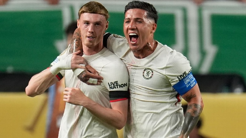 Cole Palmer dan kapten Enzo Fernandez merayakan gol Chelsea ke gawang Palmeiras pada perempatfinal Piala Dunia Antarklub 2025 di Philadelphia, Sabtu (5/7/2025) pagi WIB.