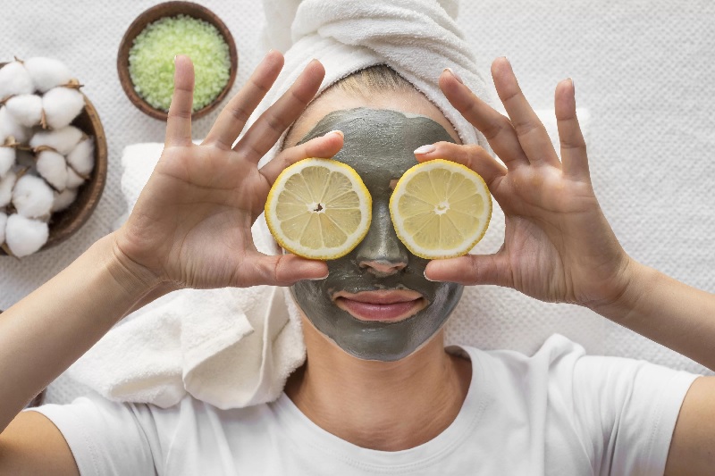 Seorang perempuan mengaplikasikan masker untuk menghilangkan bekas jerawat demi kulit cerah dan sehat.
